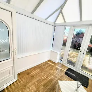  Apartment 3-bed House, Free Parking On-site United Kingdom